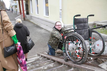 Андрей Осадчук: «В Югре у инвалидов появилась возможность бесплатно переехать в удобные для них квартиры»