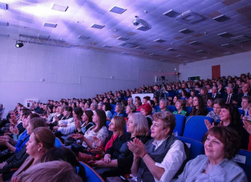 Депутат Андрей Осадчук вручил почётные грамоты няганским педагогам  Депутат Андрей Осадчук вручил почётные грамоты няганским педагогам